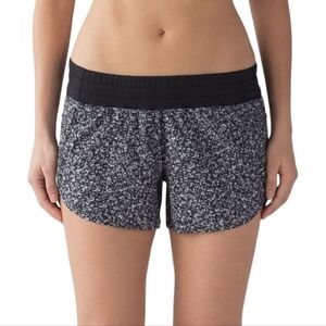 Lululemon Black & White Tracker Short IV Size 8
